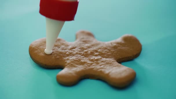 Confitero Está Pintando Galletas Forma Hombre Jengibre Año Nuevo Mesa — Vídeo de stock