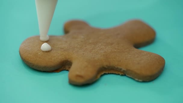 Cukrászfúvóka Egy Személy Képét Rajzolja Kész Gyömbéres Kekszre Cukormázzal Közelkép — Stock videók