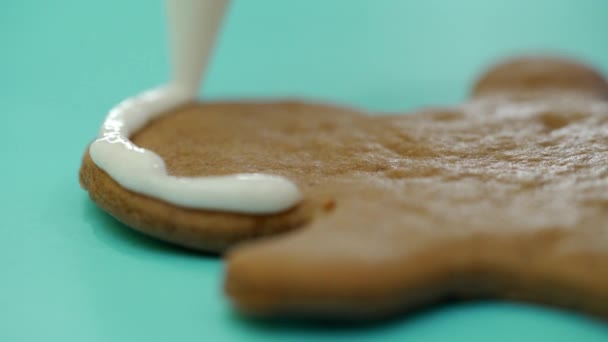 Confeiteiro Está Desenhando Contorno Biscoitos Gengibre Por Cereja Branca Com — Vídeo de Stock