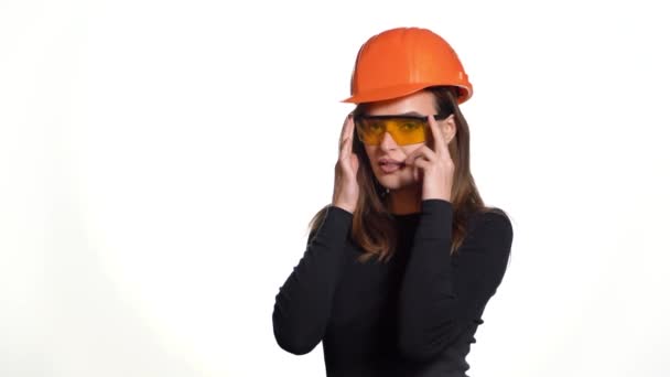 Une Femme Joyeuse Casque Orange Pour Construction Essaie Des Lunettes — Video