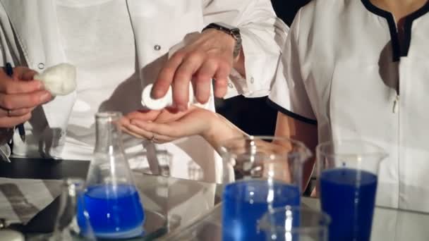 Dva Technici Provádějí Testy Chemikáliemi Kapalinami Zkumavkách Nemocnici Experimenty Chemické — Stock video