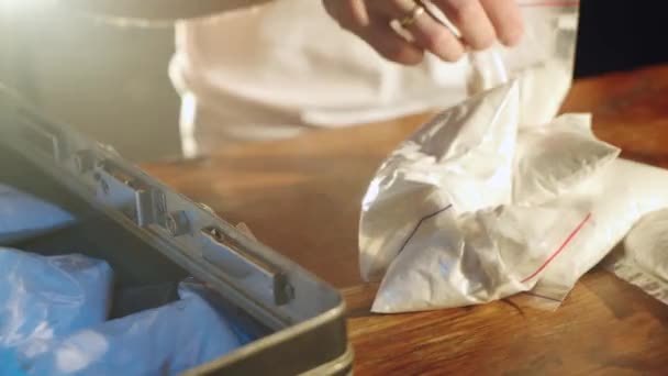 麻薬の売人がスーツケースに薬を詰め込んでる 接近中だ 薬物乱用 刑事事業 — ストック動画