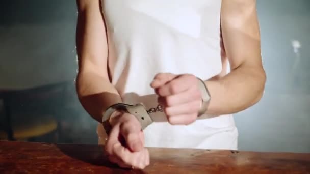 一个手上戴着手铐的歹徒正试图挣脱出来 毒品犯罪 刑事业务 — 图库视频影像