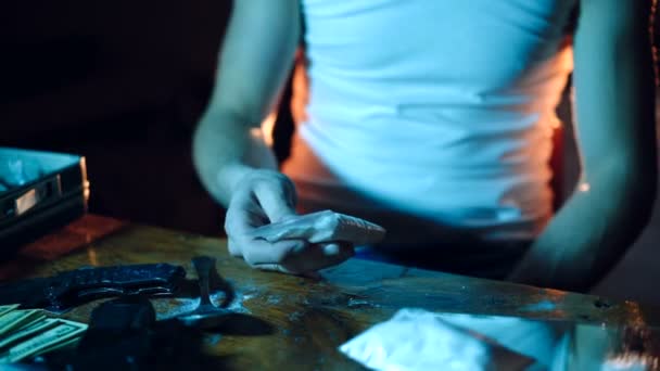 一个歹徒正在检查地下室里的白色粉末的质量 非法麻醉品生产 毒品贩运 — 图库视频影像