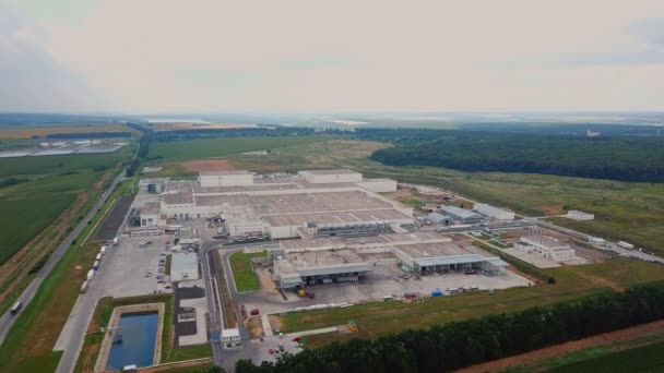 Vue aérienne d'une usine ou d'une zone industrielle entourée de champs verts. Usine industrielle moderne 