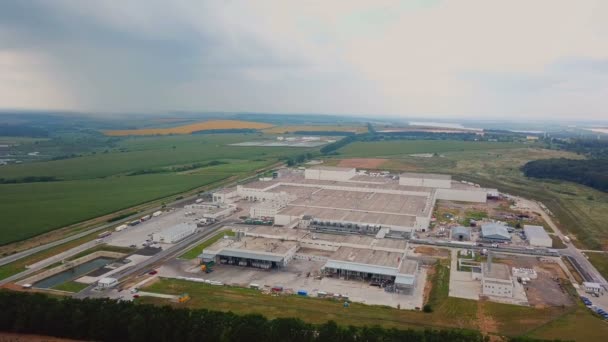 Vista Aérea Edifício Industrial Moderno Rodeado Por Campos Verdes Grande — Vídeo de Stock