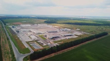 Büyük, modern bir endüstriyel kompleksin havadan görünüşü. Üretim fabrikası