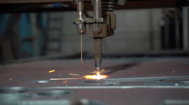 Metalden lazer plazma kesimi. Modern endüstriyel teknoloji. Kıvılcımlı endüstriyel lazer kesici. Kapat.