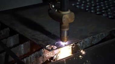Plazma kesici. Plazma robotik endüstriyel ekipmanları metal levha ile çalışır.