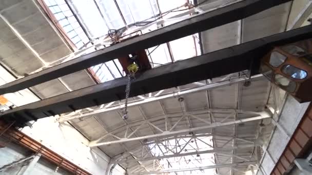 工場ビル内の工場の天井クレーン 工業工場図 — ストック動画