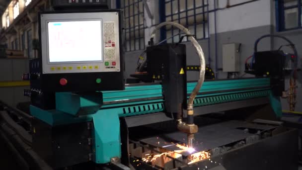 激光切割金属 金属切割工业设备 带有激光的机器 — 图库视频影像