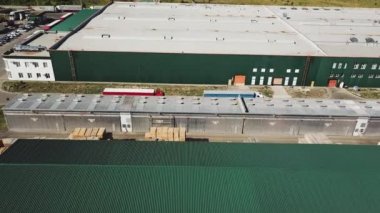 Deponun bölgesi ve parke fabrikası. Ahşap işleme tesisi. Hava görüntüsü. Soldaki kamera hareketi