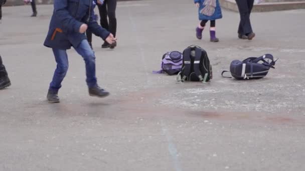 Happy School Kids Slide Ice Hari Musim Dingin Yang Dingin — Stok Video