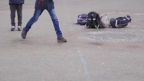 Nahaufnahme Glückliche Kinder Rutschen Auf Dem Eis Frostiger Wintertag — Stockvideo