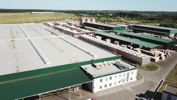 Luchtfoto Van Houtbewerkingsfabriek Buiten Stad Camera Naar Achteren — Stockvideo