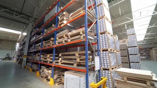 一堆堆堆满了拼盘 木材厂的存货 镜头向四周移动 — 图库视频影像