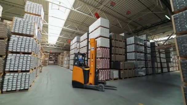 电动自走式叉车在货架之间排成一列 货架上有餐团 木材厂仓库 — 图库视频影像