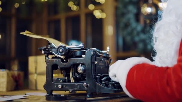 Der Weihnachtsmann Sitzt Tisch Und Tippt Auf Der Schreibmaschine Raum — Stockvideo