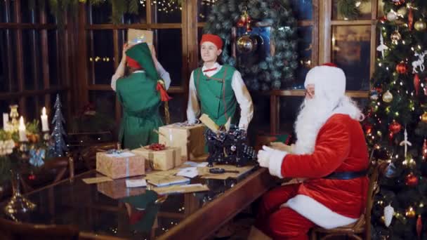 Elfen Groene Pakken Rode Hoeden Dansen Met Geschenken Hun Handen — Stockvideo