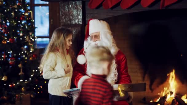 ซานตาคลอสก งอย กลางห องท มอย ในม อของเขาล อมรอบด วยเด บนพ — วีดีโอสต็อก