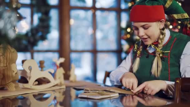 Een Vrolijke Elf Met Bewondering Leest Het Adres Van Brief — Stockvideo