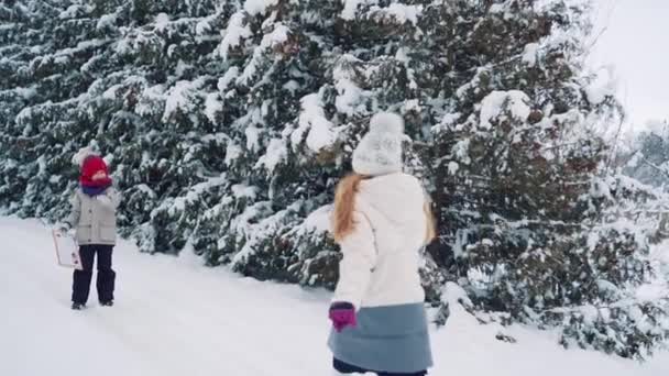 Malý Chlapec Obálkou Ruce Čeká Dívku Která Němu Běží Pozadí — Stock video