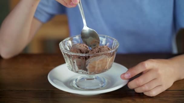 Close Van Knappe Lachende Jongen Die Een Smakelijk Dessert Eet — Stockvideo