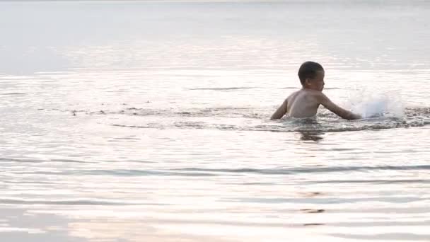 Cámara Lenta Niño Jugando Río Feliz Chico Divirtiéndose Vacaciones Primer — Vídeos de Stock