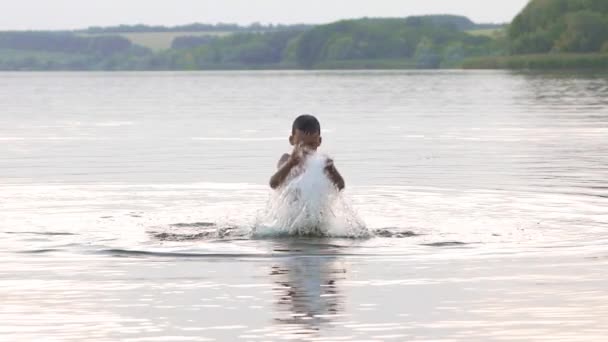Мальчик Веселится Брызгает Воду Концепция Летнего Отдыха Медленное Движение — стоковое видео
