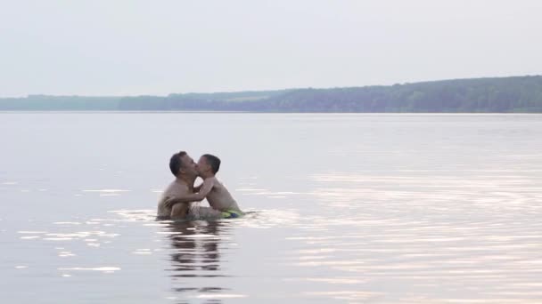 快乐的家庭父亲和儿子在水里玩得很开心 也很开心 慢动作 — 图库视频影像