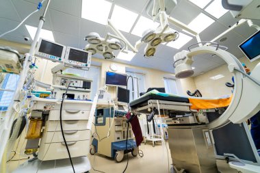 Mekanik havalandırma donanımı. Sonuçlarla birlikte ekran. Zatürree teşhisi. Ciğerlerin oksijenle havalandırılması. COVID-19 ve koronavirüs teşhisi. Salgın.