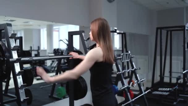 Slanke Vrouw Sportkleding Komt Naar Gewichtsbalk Tilt Het Sportschool Buurt — Stockvideo