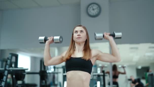 Vacker Kvinna Svart Topp Höjer Upp Hantlar Bakgrunden Gymmet Övningar — Stockvideo