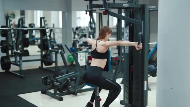 Kobieta Sportowej Sylwetce Siedzi Wykonuje Ćwiczenia Aby Wzmocnić Mięśnie Pleców — Wideo stockowe