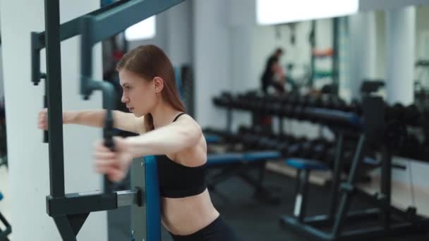 Een Sterke Jonge Vrouw Doet Een Oefening Simulator Voor Rug — Stockvideo