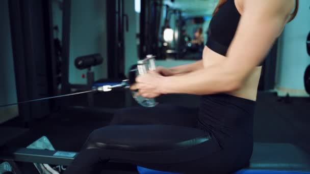 Une Femme Est Assise Derrière Entraîneur Cardio Travaille Avec Ses — Video