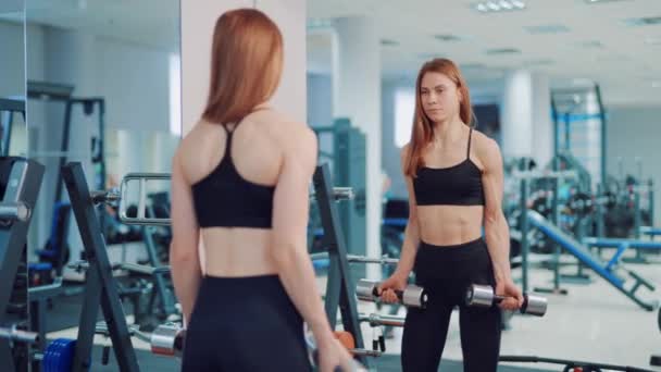 Vacker Kvinna Svarta Leggings Och Topp Gör Övning För Biceps — Stockvideo