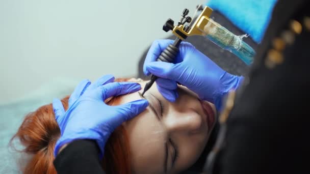 Processen Att Applicera Permanent Makeup Kundens Ögonbryn Skönhetssalong Med Professionell — Stockvideo
