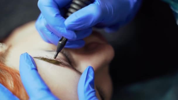 Procedimiento Tatuaje Cejas Con Uso Una Aguja Para Aplicar Tinte — Vídeo de stock