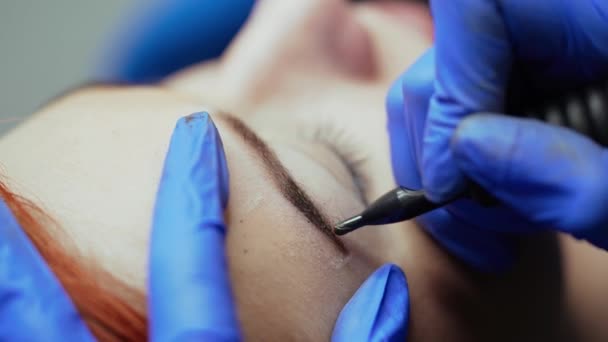 Belleza Maestro Hace Tatuaje Cejas Guantes Azules Con Uso Una — Vídeos de Stock