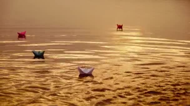 Плавучие Бумажные Лодки Воде Закате Бумажная Лодка Оригами — стоковое видео