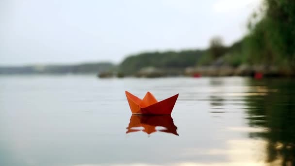 Barca Carta Galleggiante Sul Fiume Origami — Video Stock