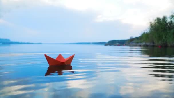 在蓝水上航行的折纸帆船 — 图库视频影像