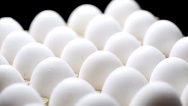 Крупный План Упакованных Куриных Яиц Белые Яйца Коробке — стоковое видео