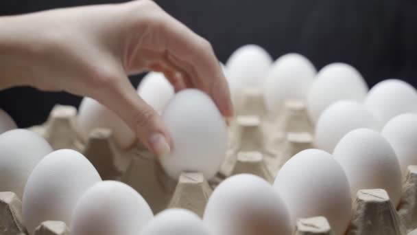 Ovos Estão Ser Colocados Bandeja Caixa Gaiolas Ovos Frescos Numa — Vídeo de Stock