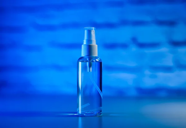 Een Fles Ontsmettingsmiddel Een Fles Handreiniger Handreiniger Spray Een Blauwe — Stockfoto