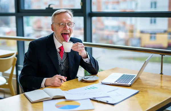 Бізнесмен Чашкою Кави Людина Робить Смішні Обличчя Показують Язик Бізнес — стокове фото