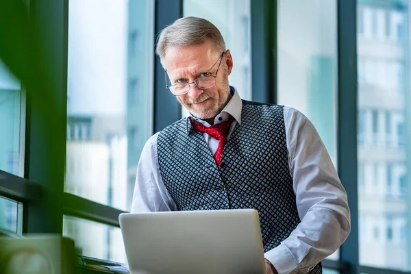 Biznesmen Średnim Wieku Garniturze Siedzi Laptopem Przy Oknie Człowiek Pracujący — Zdjęcie stockowe