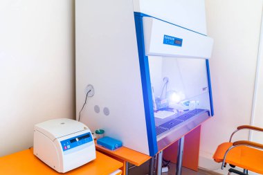 Laboratuvarda test ediliyor. Kimyasal araştırma. Önlem olarak. Zatürree teşhisi. COVID-19 ve koronavirüs teşhisi. Salgın. Kanlı ilaç damlası..