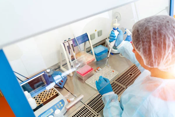 Asistentes Laboratorio Analizando Muestras Sangre Asistencia Guantes Prevención Diagnóstico Neumonía — Foto de Stock